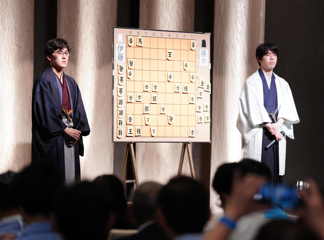 大盤解説会に臨む伊藤匠新叡王（左）と藤井聡太7冠（撮影・江口和貴）