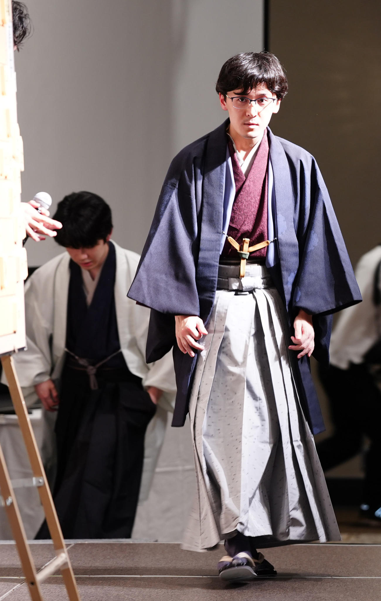 藤井聡太叡王（後方）を破り、初タイトルを獲得し大盤解説会に臨む伊藤匠新叡王（撮影・江口和貴）
