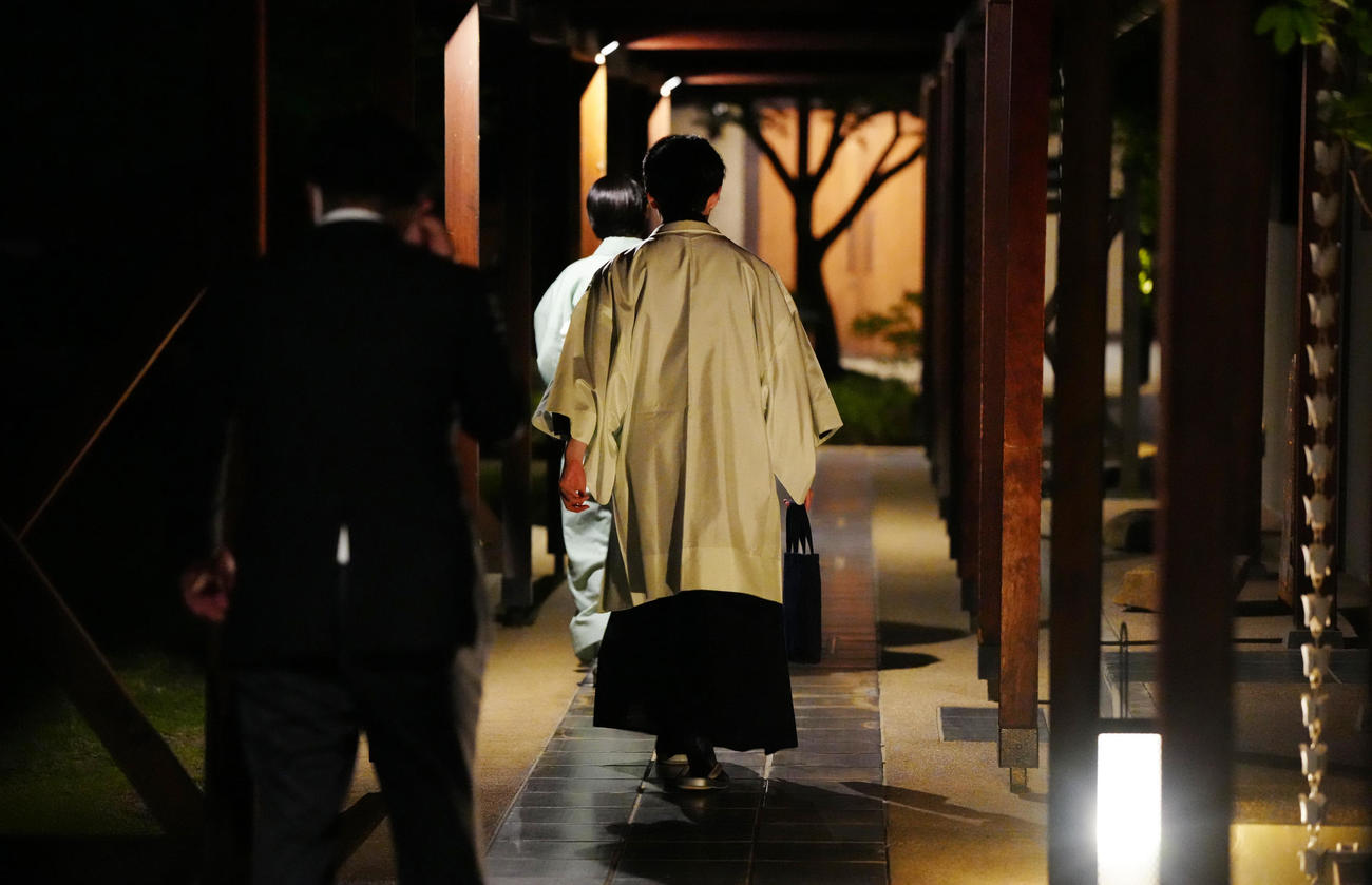伊藤匠新叡王との感想戦を終え引き揚げる藤井聡太7冠（撮影・江口和貴）