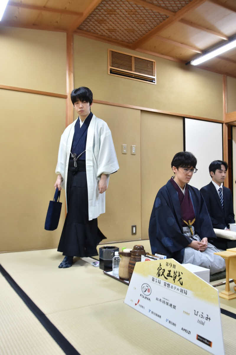 藤井聡太叡王（左）はすでに着座した伊藤匠七段よりも後に入室（日本将棋連盟提供）