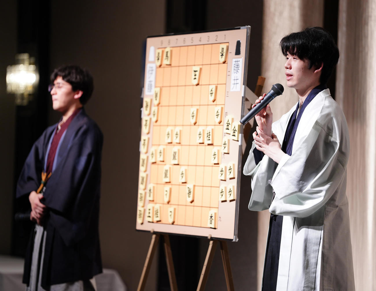 大盤解説会に臨む藤井聡太7冠（右）。左は伊藤匠新叡王（撮影・江口和貴）