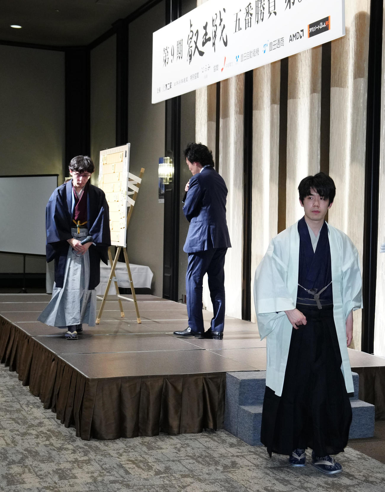 大盤解説会に臨み引き揚げる藤井聡太7冠（右）。左は伊藤匠新叡王（撮影・江口和貴）