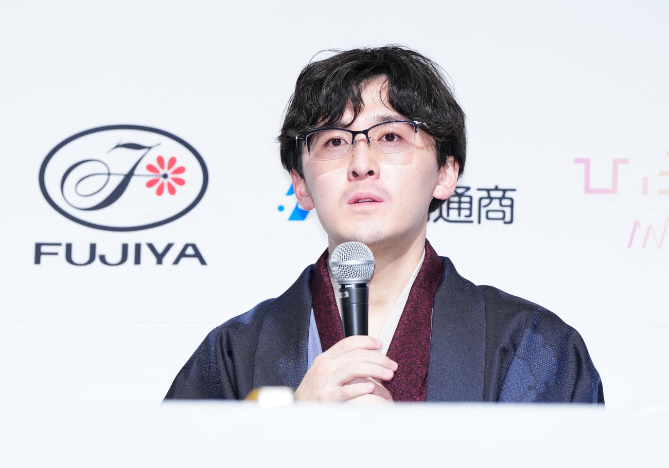 初タイトルを獲得し会見に臨む伊藤匠新叡王（撮影・江口和貴）