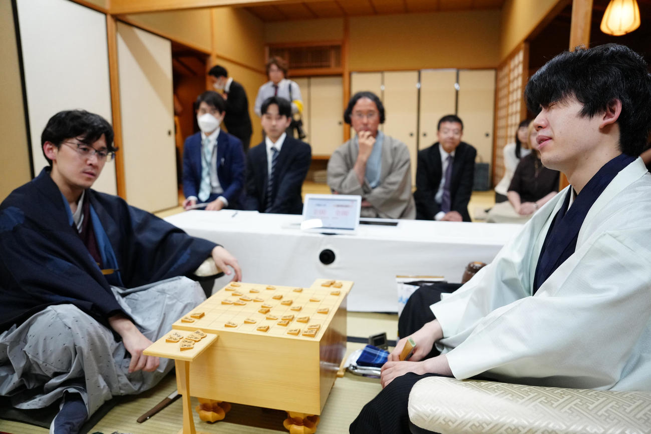 伊藤匠新叡王（左）と感想戦に臨む藤井聡太7冠（撮影・江口和貴）