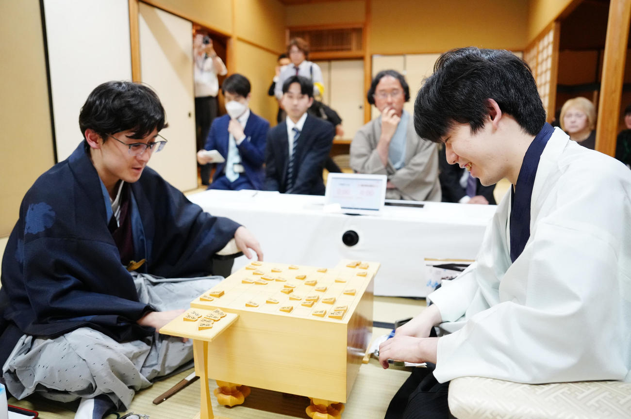 伊藤匠新叡王（左）と感想戦に臨む藤井聡太7冠（撮影・江口和貴）
