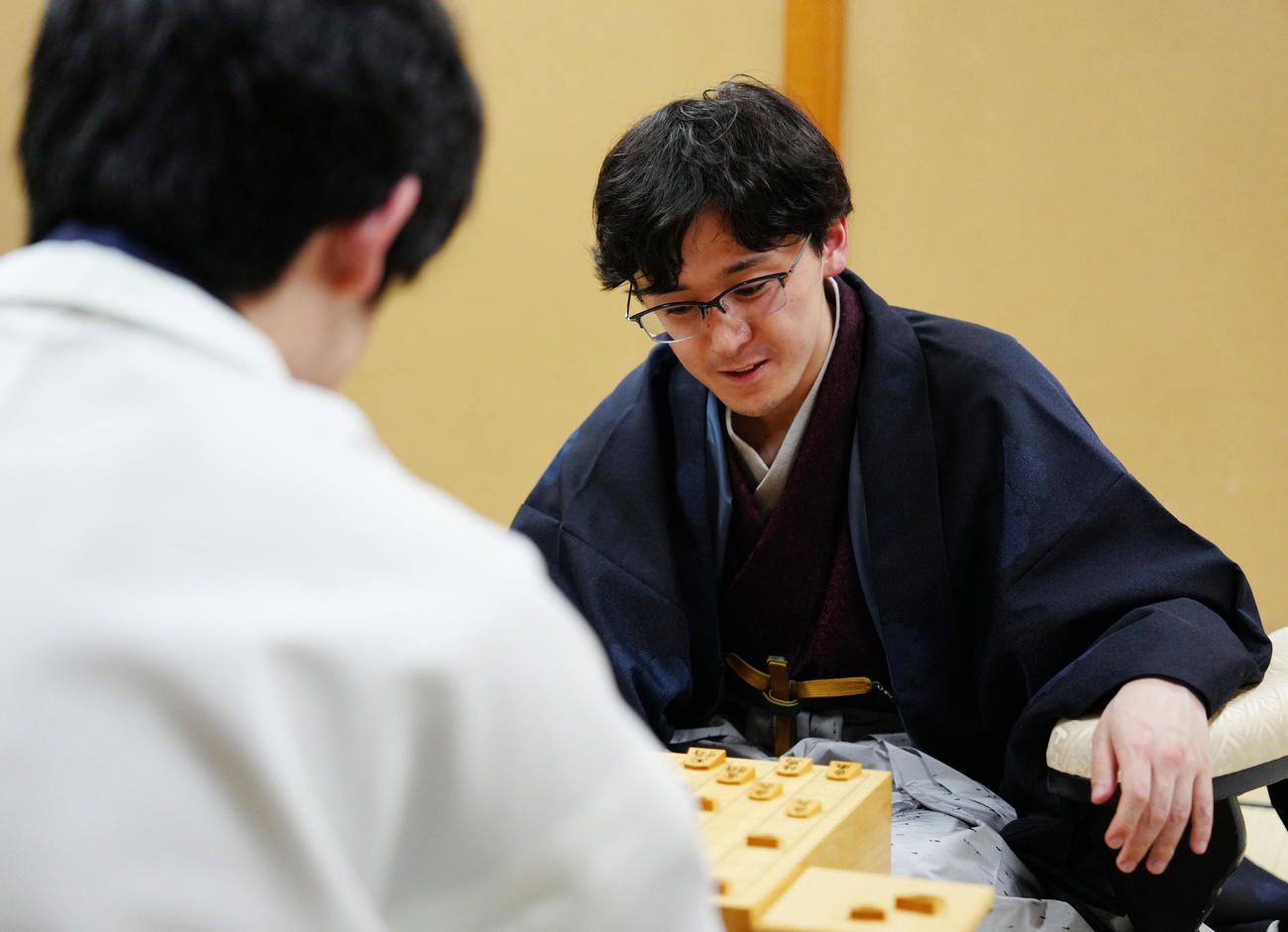藤井聡太7冠（手前）と感想戦に臨む伊藤匠新叡王（撮影・江口和貴）