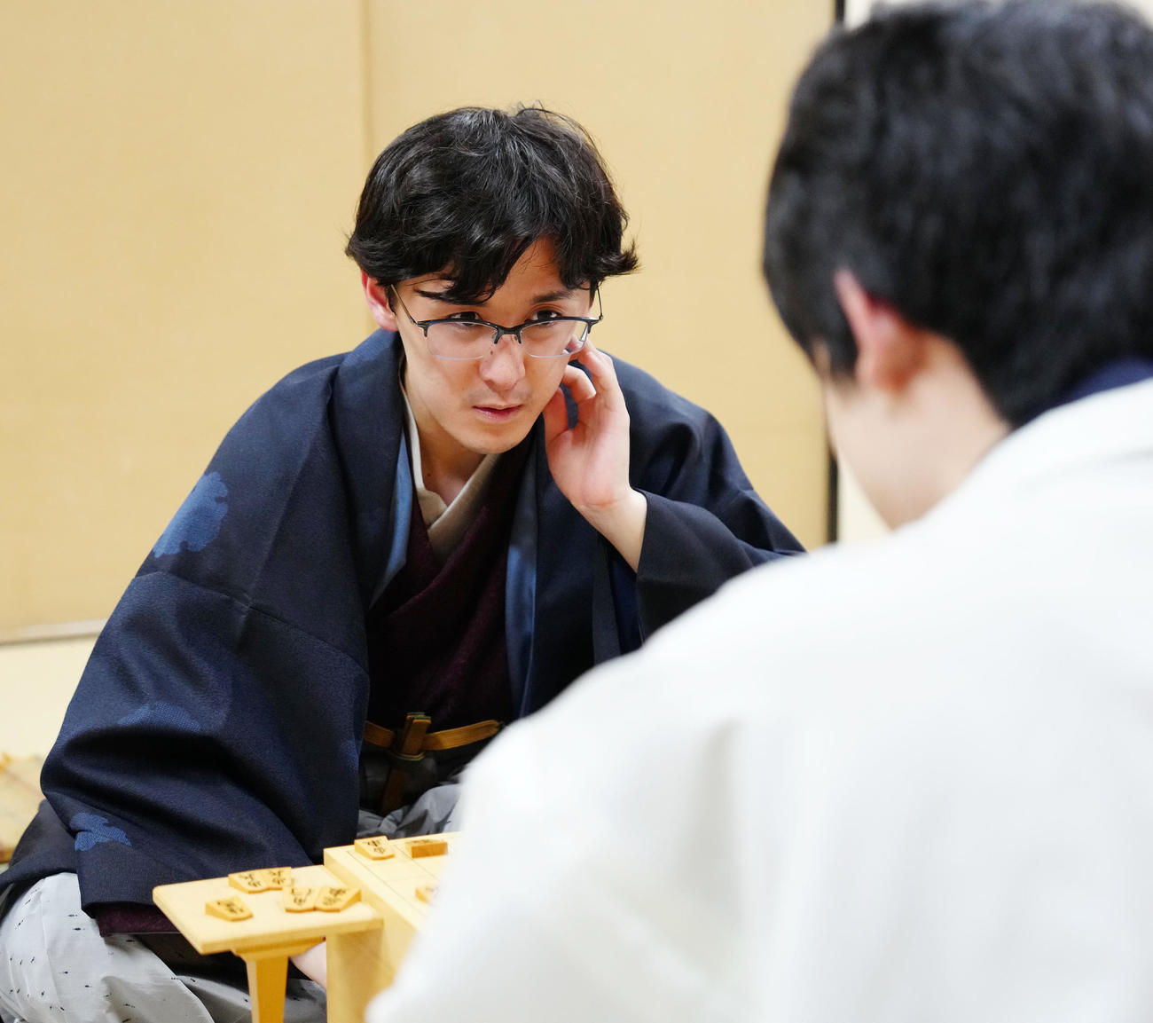 藤井聡太7冠（手前）と感想戦に臨む伊藤匠新叡王（撮影・江口和貴）
