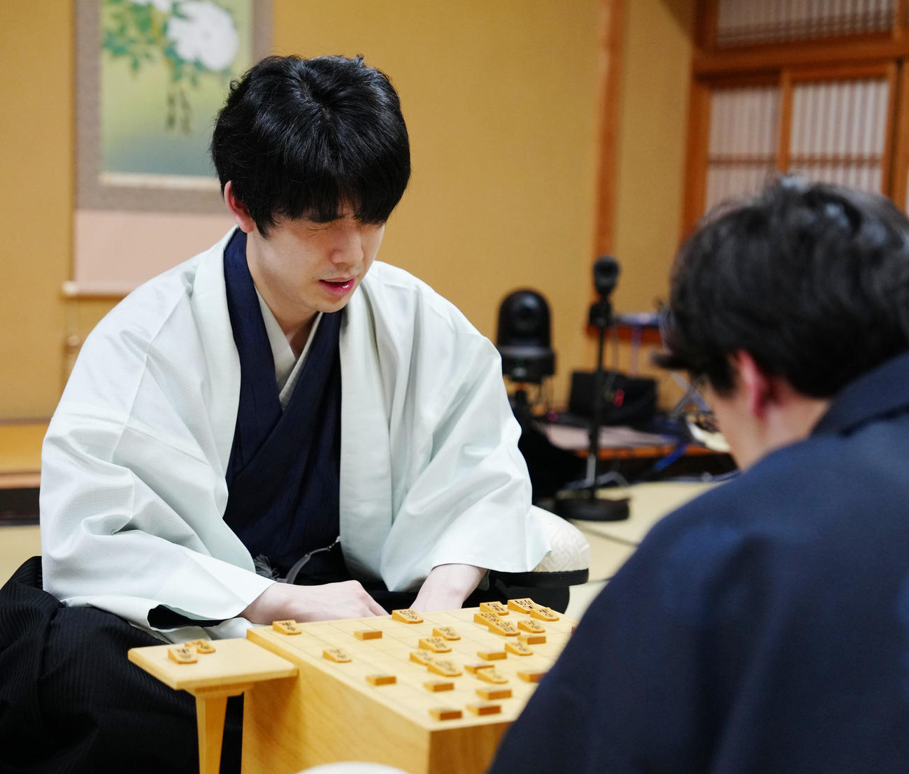 伊藤匠新叡王（手前）と感想戦に臨む藤井聡太7冠（撮影・江口和貴）