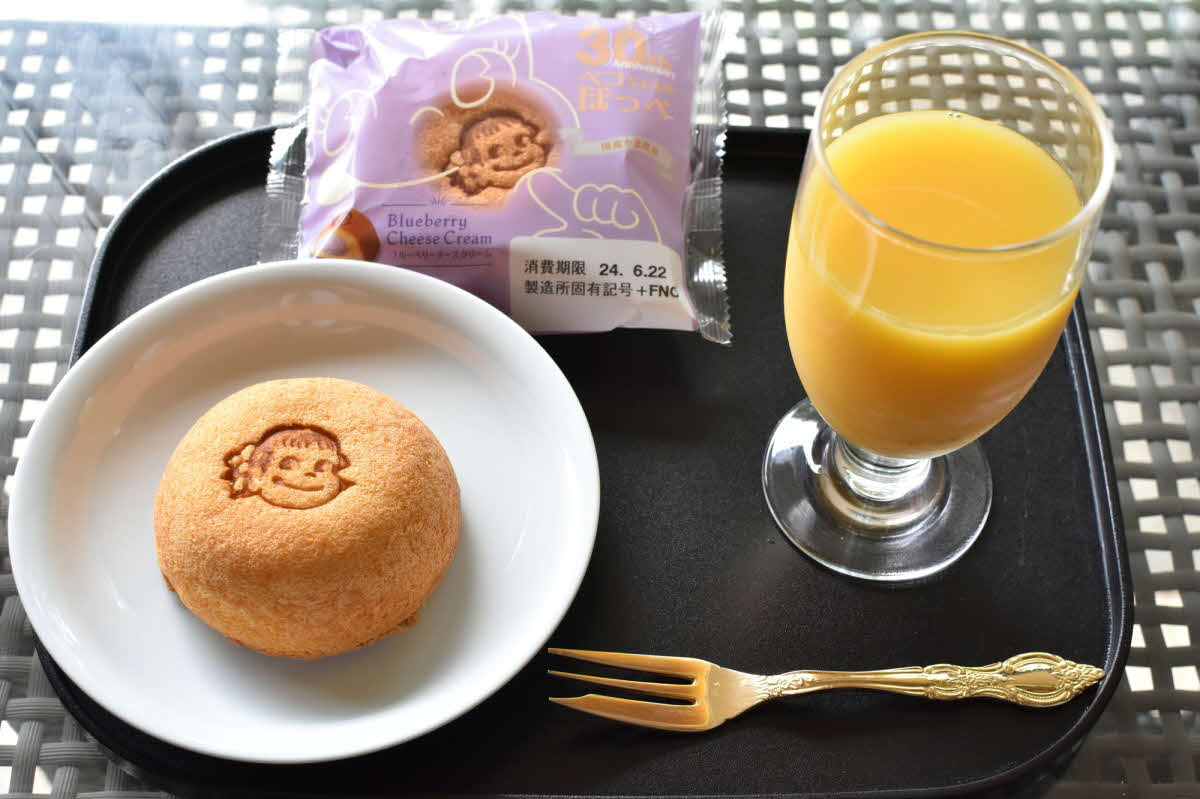 藤井聡太叡王の午後のおやつは「ペコちゃんのほっぺ（ブルーベリーチーズクリーム）」「オレンジジュース」（日本将棋連盟提供）