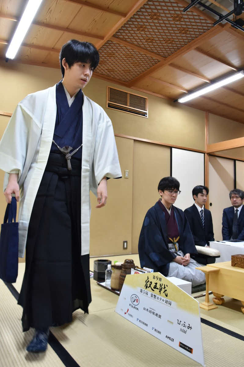 藤井聡太叡王（左）はすでに着座した伊藤匠七段よりも後に入室（日本将棋連盟提供）