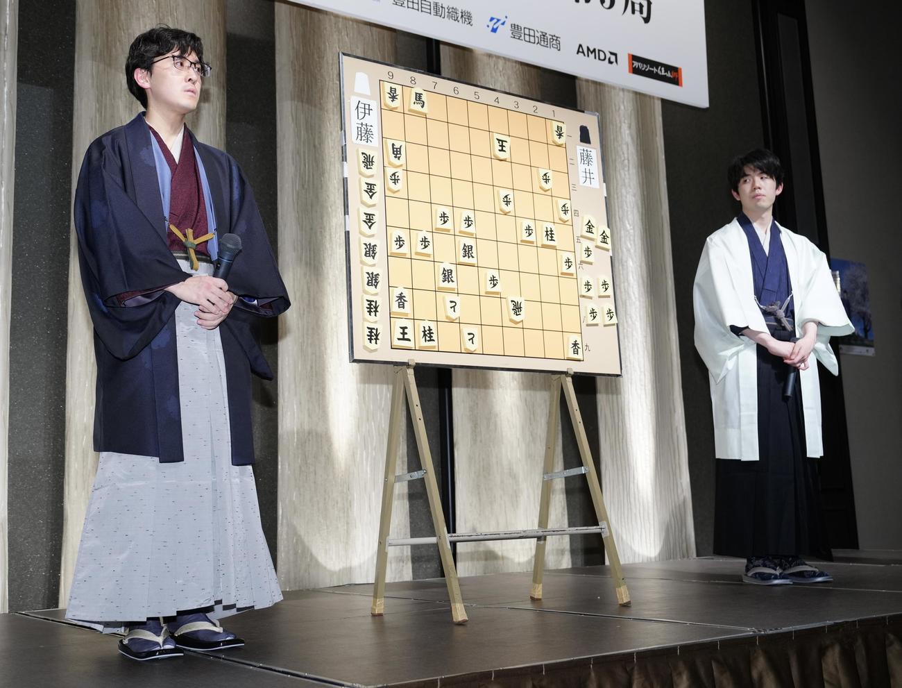 大盤解説会に臨む伊藤匠新叡王（左）と藤井聡太7冠（撮影・江口和貴）