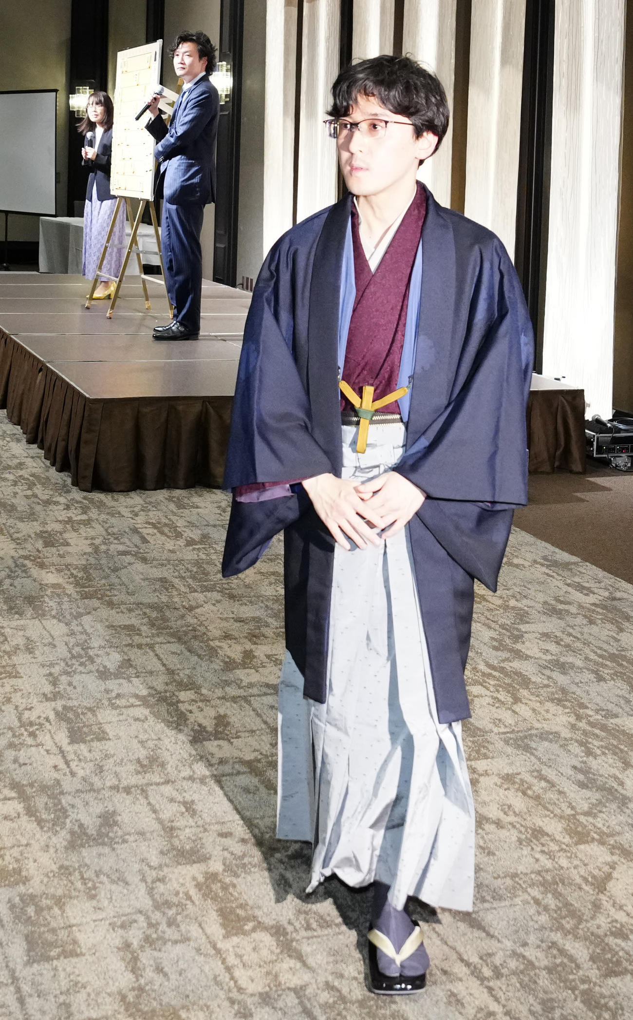 大盤解説会に臨み引き揚げる伊藤匠新叡王（撮影・江口和貴）