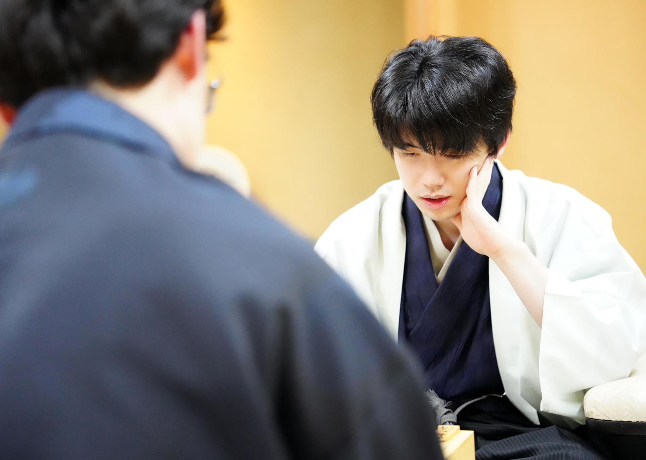 伊藤匠新叡王（手前）と感想戦に臨む藤井聡太7冠（撮影・江口和貴）