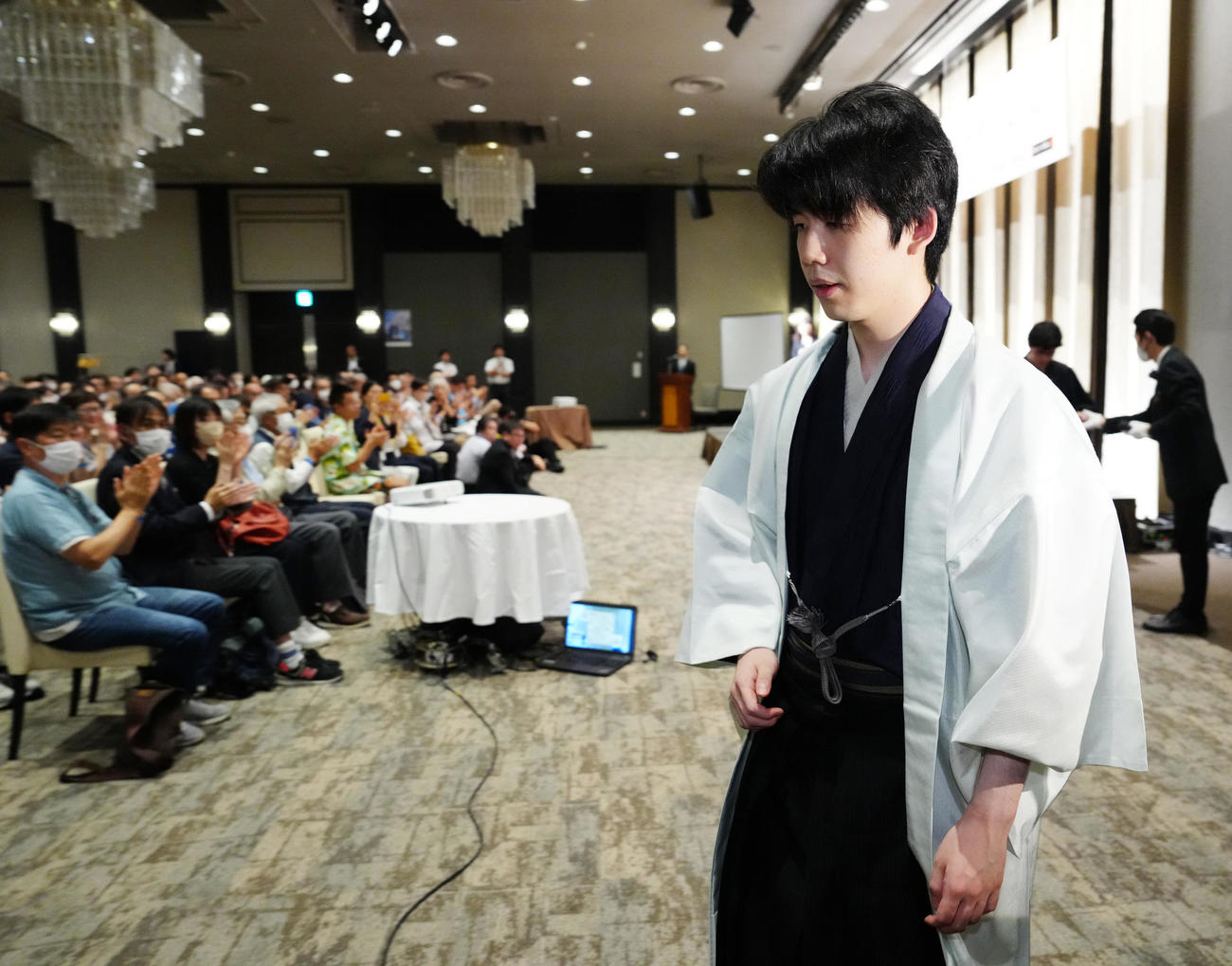 大盤解説会に臨み引き揚げる藤井聡太7冠（撮影・江口和貴）