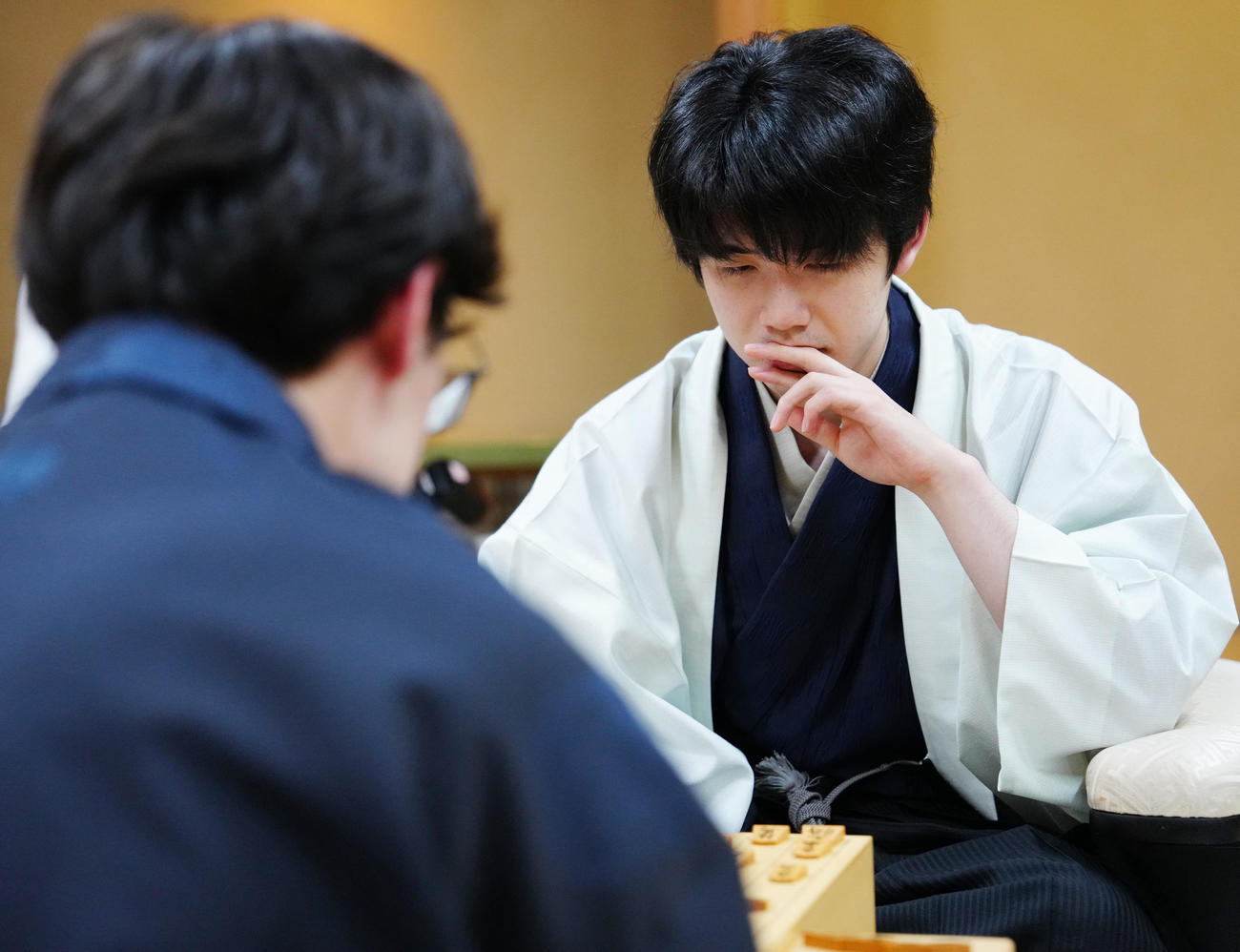 伊藤匠新叡王（手前）と感想戦に臨む藤井聡太7冠（撮影・江口和貴）
