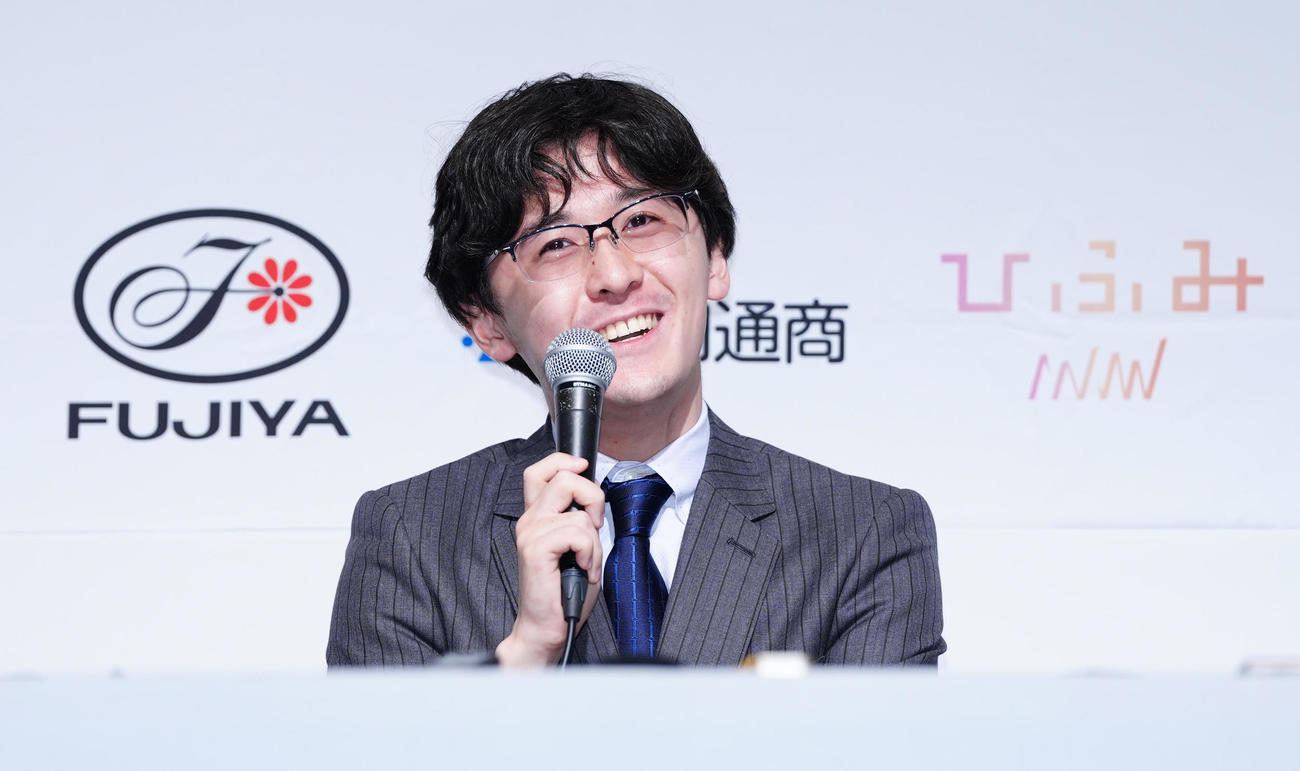 初戴冠から一夜明け、会見に臨む伊藤匠叡王（撮影・江口和貴）