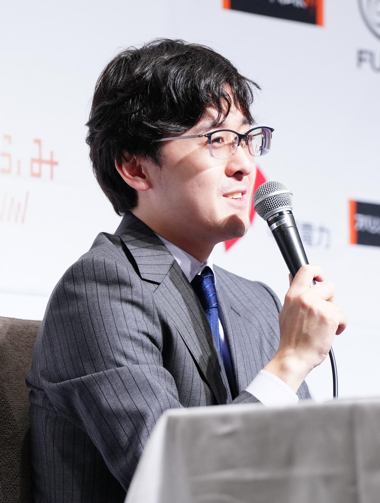 初戴冠から一夜明け、会見に臨む伊藤匠叡王（撮影・江口和貴）