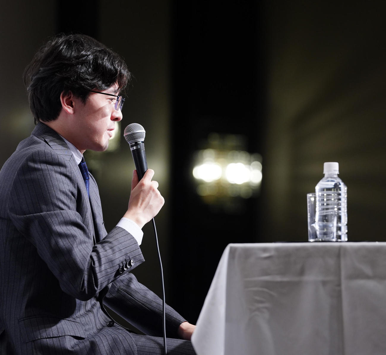 初戴冠から一夜明け、会見に臨む伊藤匠叡王（撮影・江口和貴）