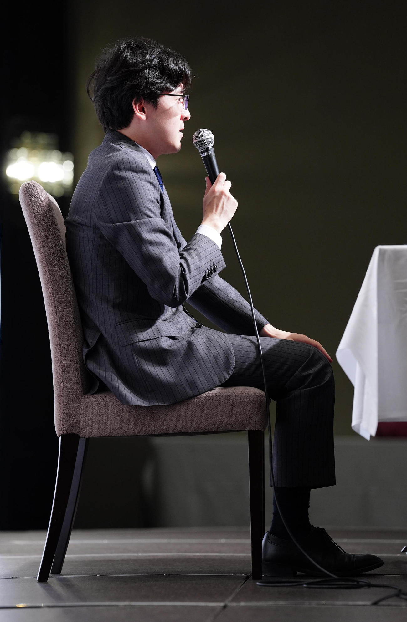 初戴冠から一夜明け、会見に臨む伊藤匠叡王（撮影・江口和貴）