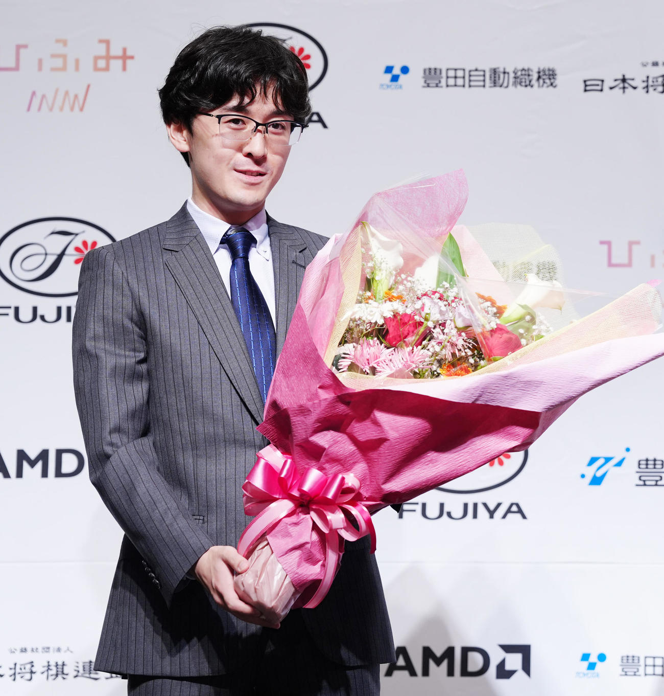 初戴冠から一夜明け、花束を受け取った伊藤匠叡王（撮影・江口和貴）
