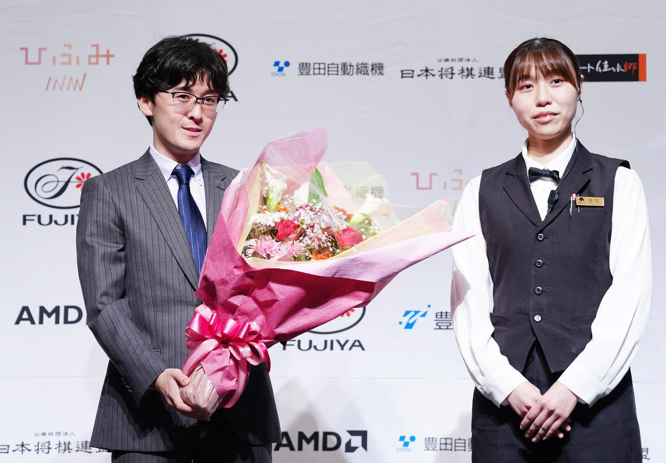 初戴冠から一夜明け、花束を受け取った伊藤匠叡王（左）（撮影・江口和貴）