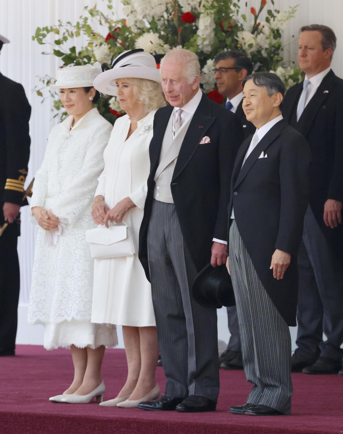 ロンドンの英王室騎兵隊本部「ホースガーズ」での歓迎式典に、チャールズ国王夫妻と共に臨まれる天皇、皇后両陛下（代表撮影・共同）