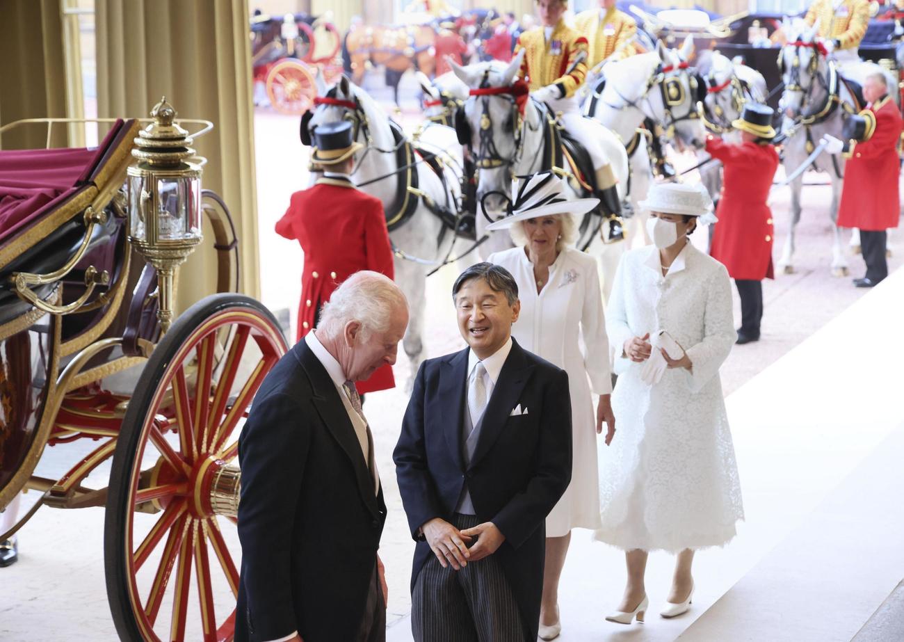 馬車でバッキンガム宮殿に到着された天皇、皇后両陛下とチャールズ国王夫妻（代表撮影・共同）