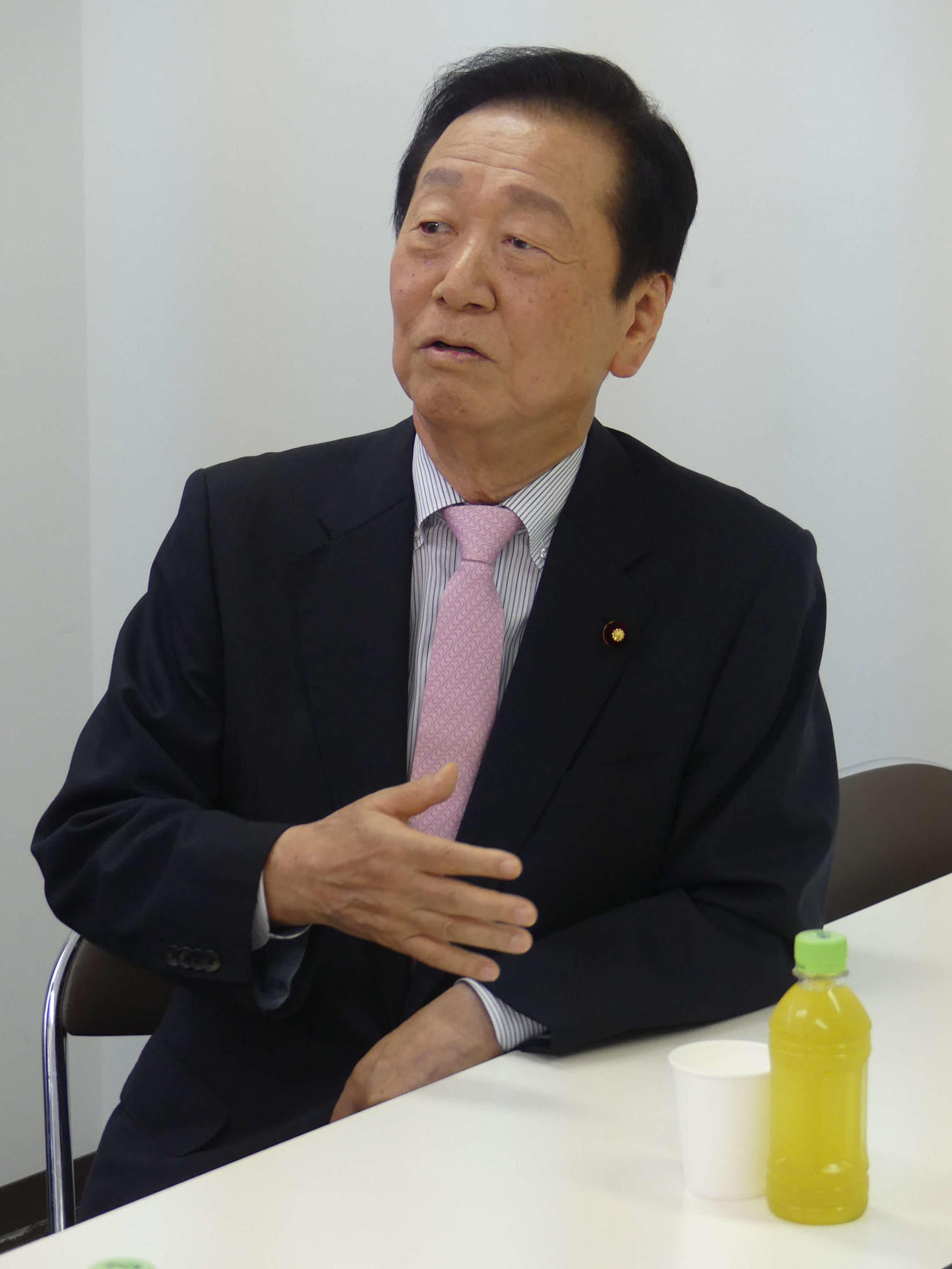 都知事選に立候補している蓮舫氏の事務所を激励に訪れた立憲民主党の小沢一郎衆院議員（撮影・中山知子）
