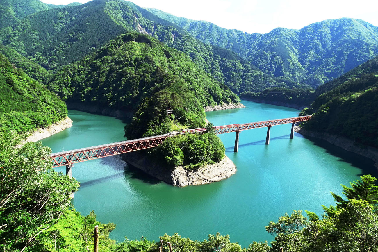 絶景として世界にも名高い「奥大井湖上駅」