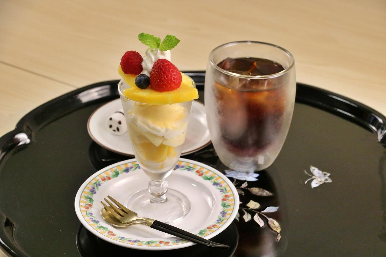 藤井聡太棋聖が午前のおやつに注文した「プチパイナップルパフェ」「アイスティー」（日本将棋連盟提供）