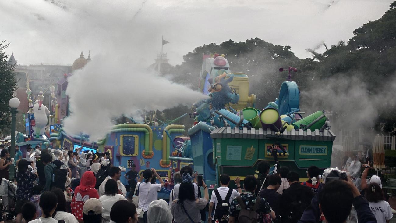 東京ディズニーランドのパレードコースではベイマックスの散水車が登場して、ゲストに白く煙った水を発射した（撮影・寺沢卓）