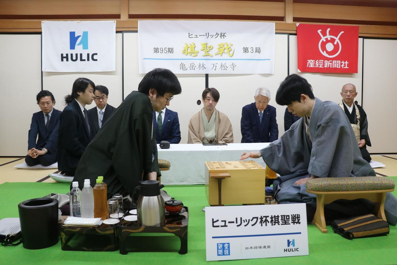 棋聖戦5番勝負第3局に臨んだ藤井聡太棋聖（右）山崎隆之八段（日本将棋連盟提供）