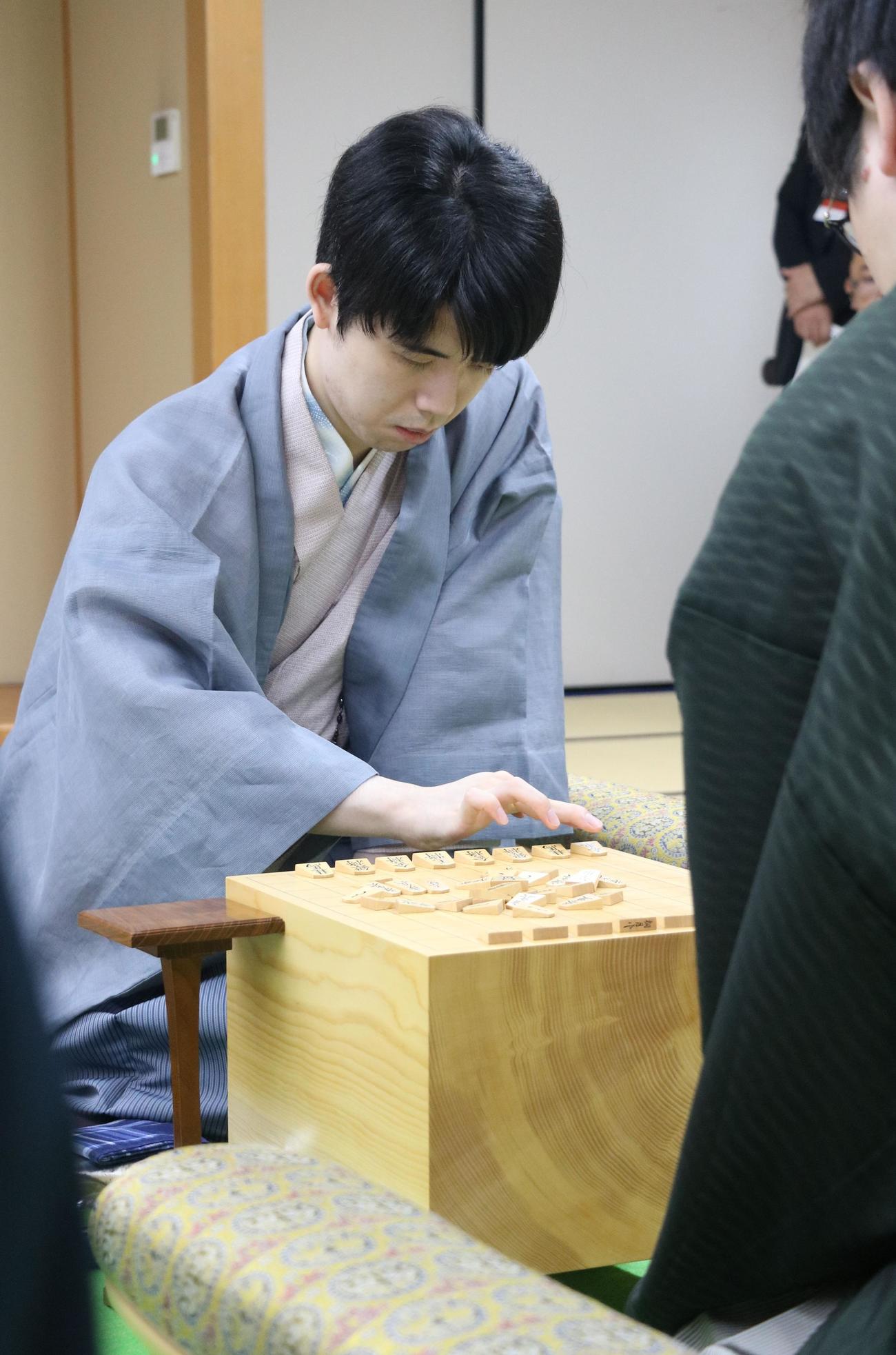 棋聖戦5番勝負第3局に臨んだ藤井聡太棋聖（日本将棋連盟提供）