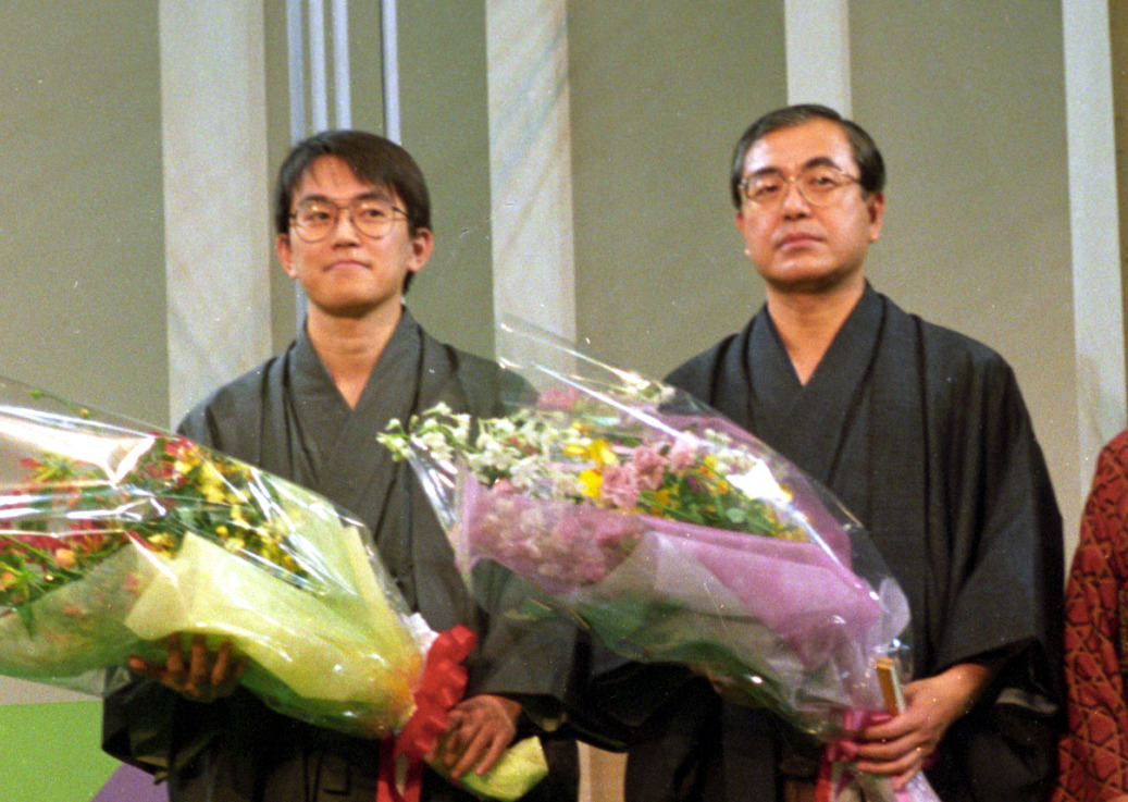 中原誠16世名人（右）。左は当時6冠の羽生善治（1996年撮影）