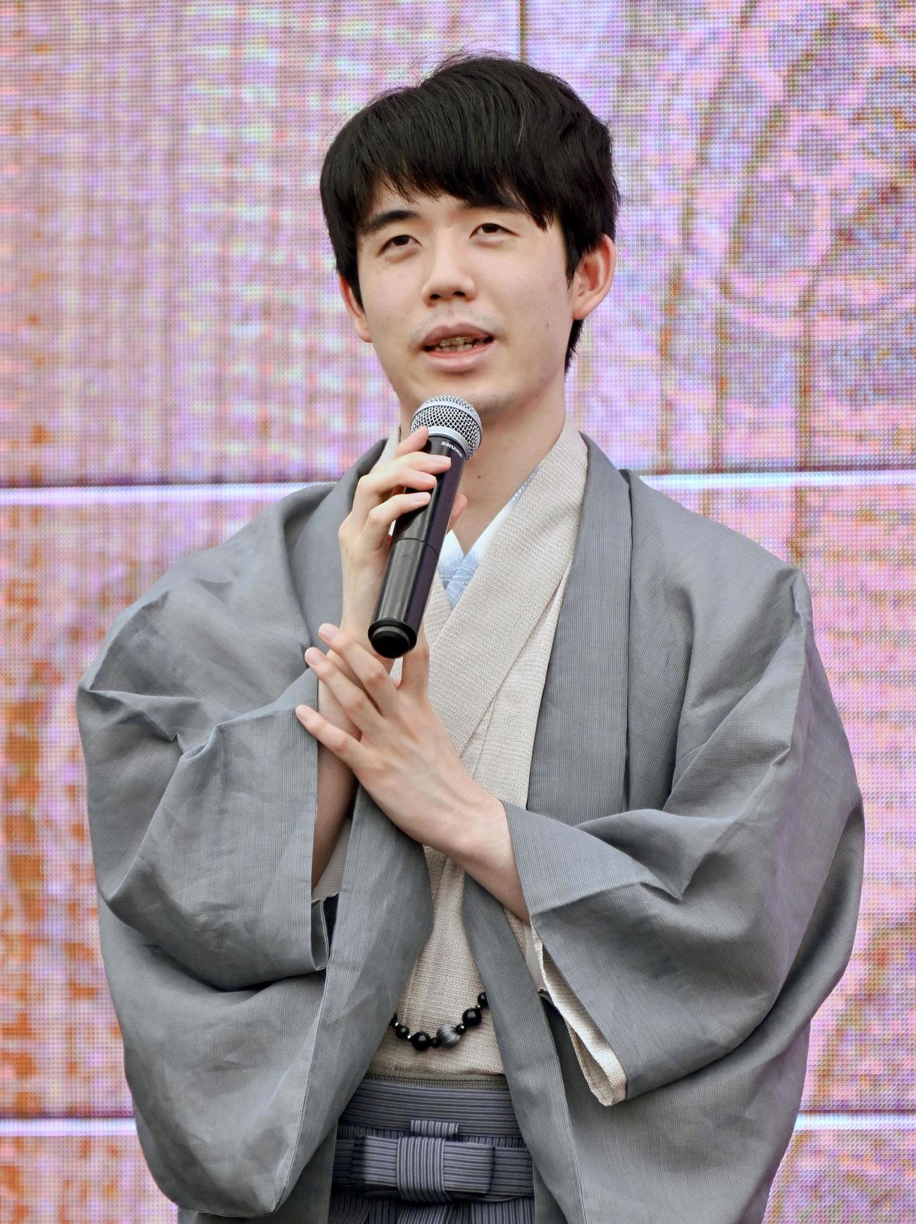 将棋の第95期棋聖戦5番勝負を制して5連覇を達成し、大盤解説会場で喜びを語る藤井聡太棋聖（共同）