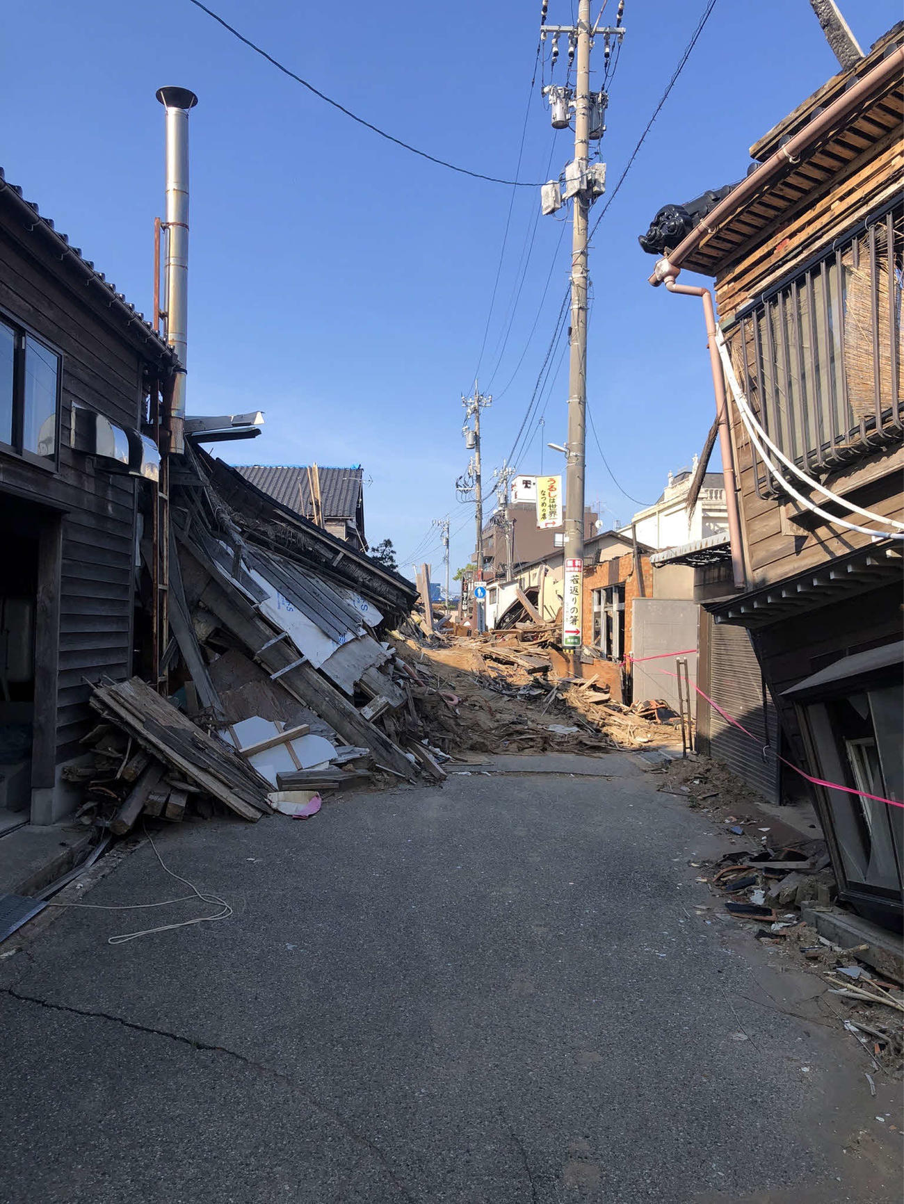 住宅が倒壊し道路がふさがれたままの輪島市街地（撮影・平山連）