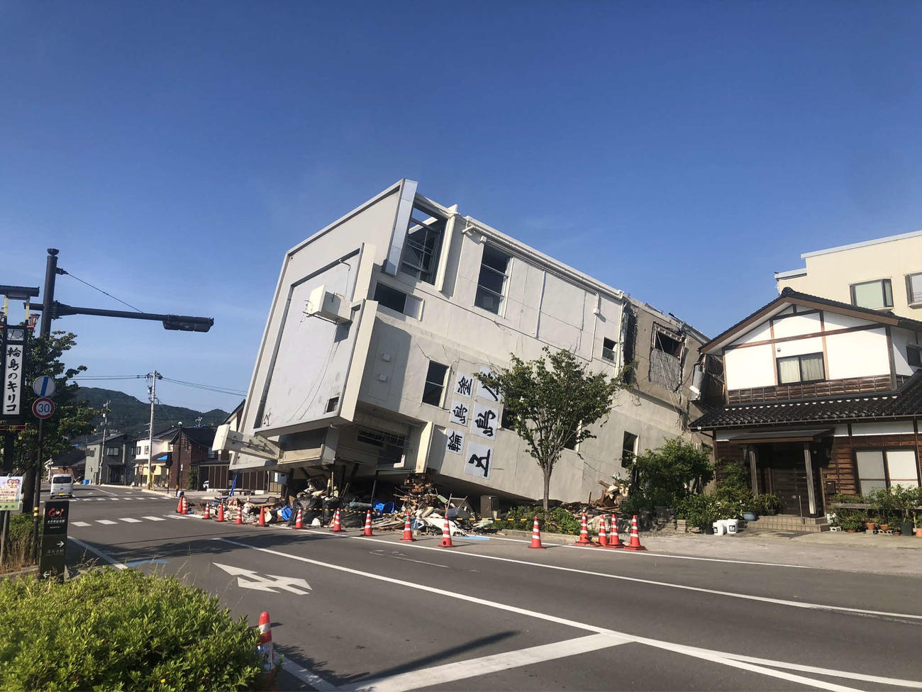 能登半島地震で倒壊した輪島市内の7階建てのビル（撮影・平山連）