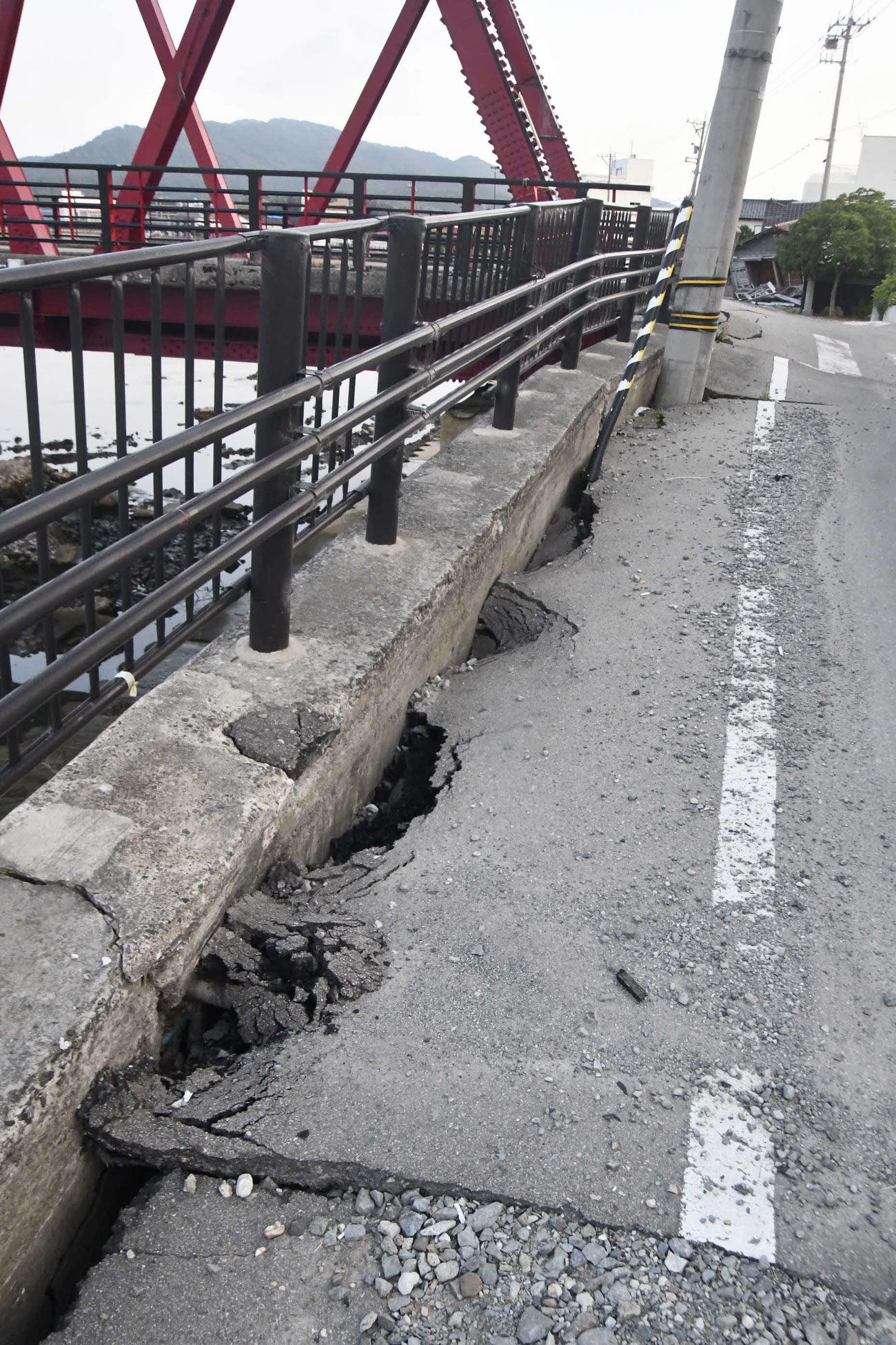 地震の影響で輪島市内の道路に大きな被害を及ぼした（撮影・平山連）