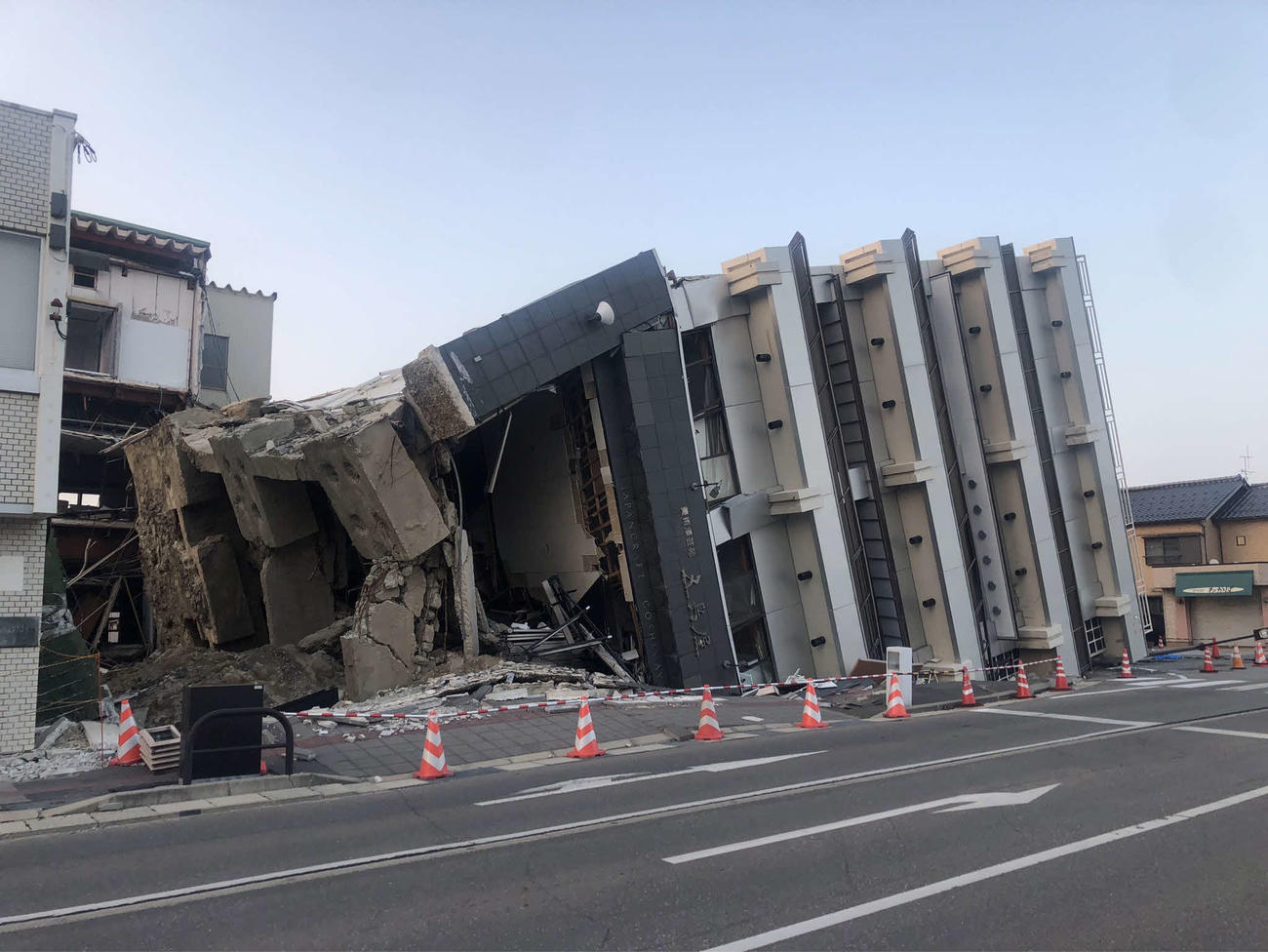 能登半島地震で倒壊した輪島市内の7階建てのビル（撮影・平山連）