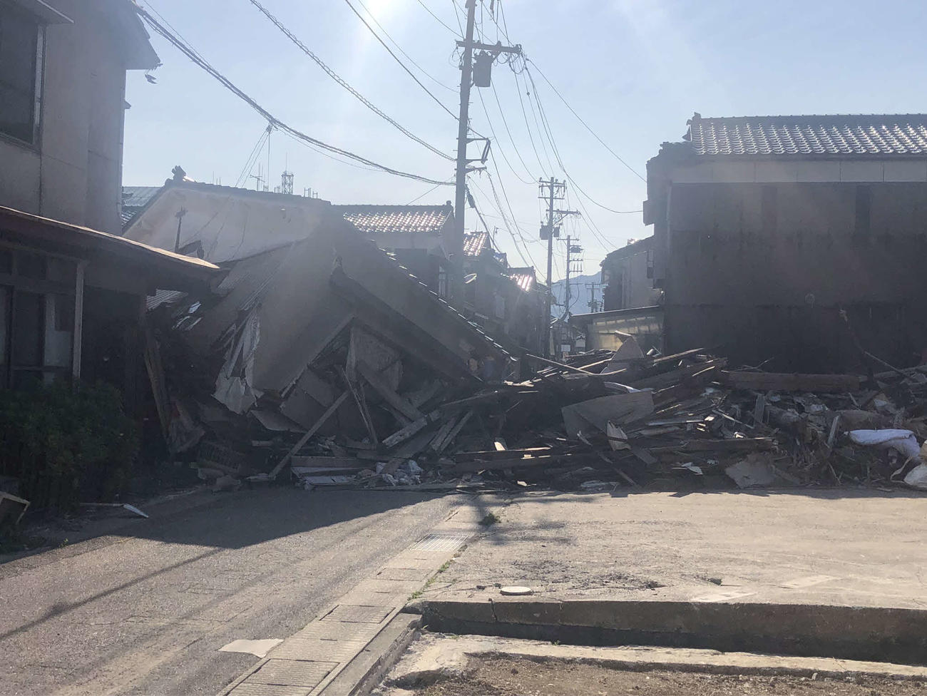 住宅が倒壊し、道路がふさがれたままの輪島市内（撮影・平山連）