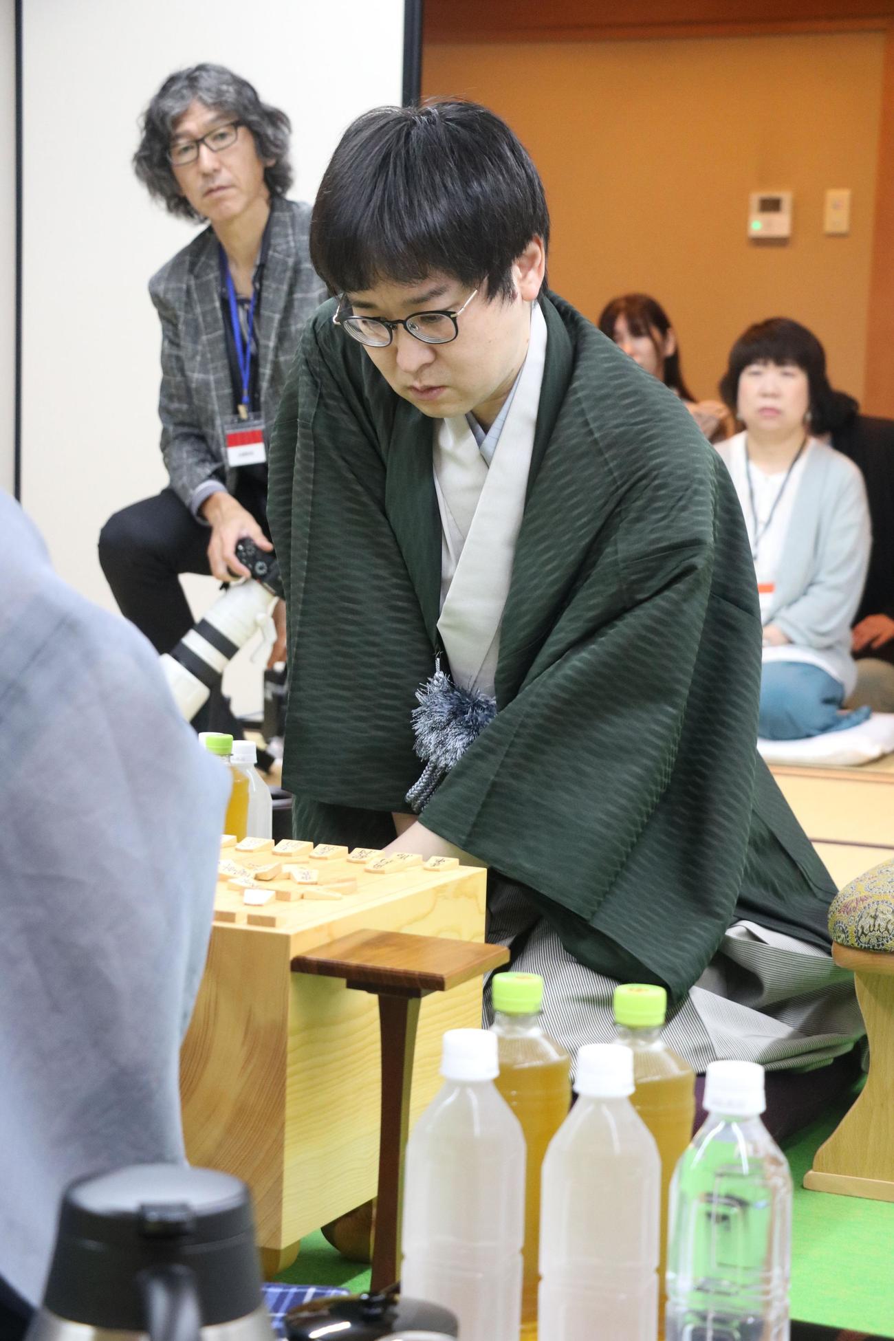 棋聖戦5番勝負第3局に臨んだ山崎隆之八段（日本将棋連盟提供）