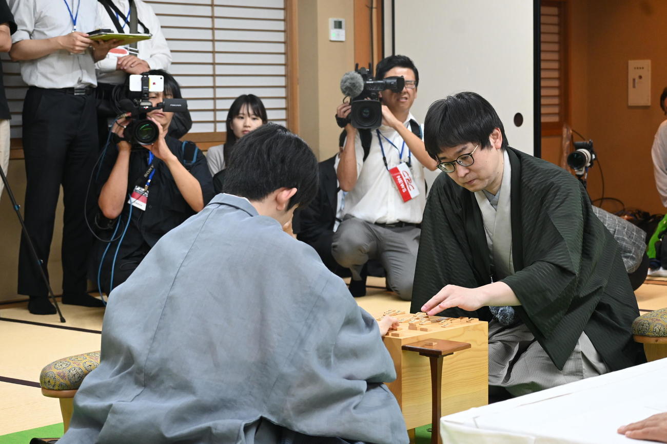 感想戦を行う藤井聡太棋聖、山崎隆之八段（右）（撮影・松浦隆司）