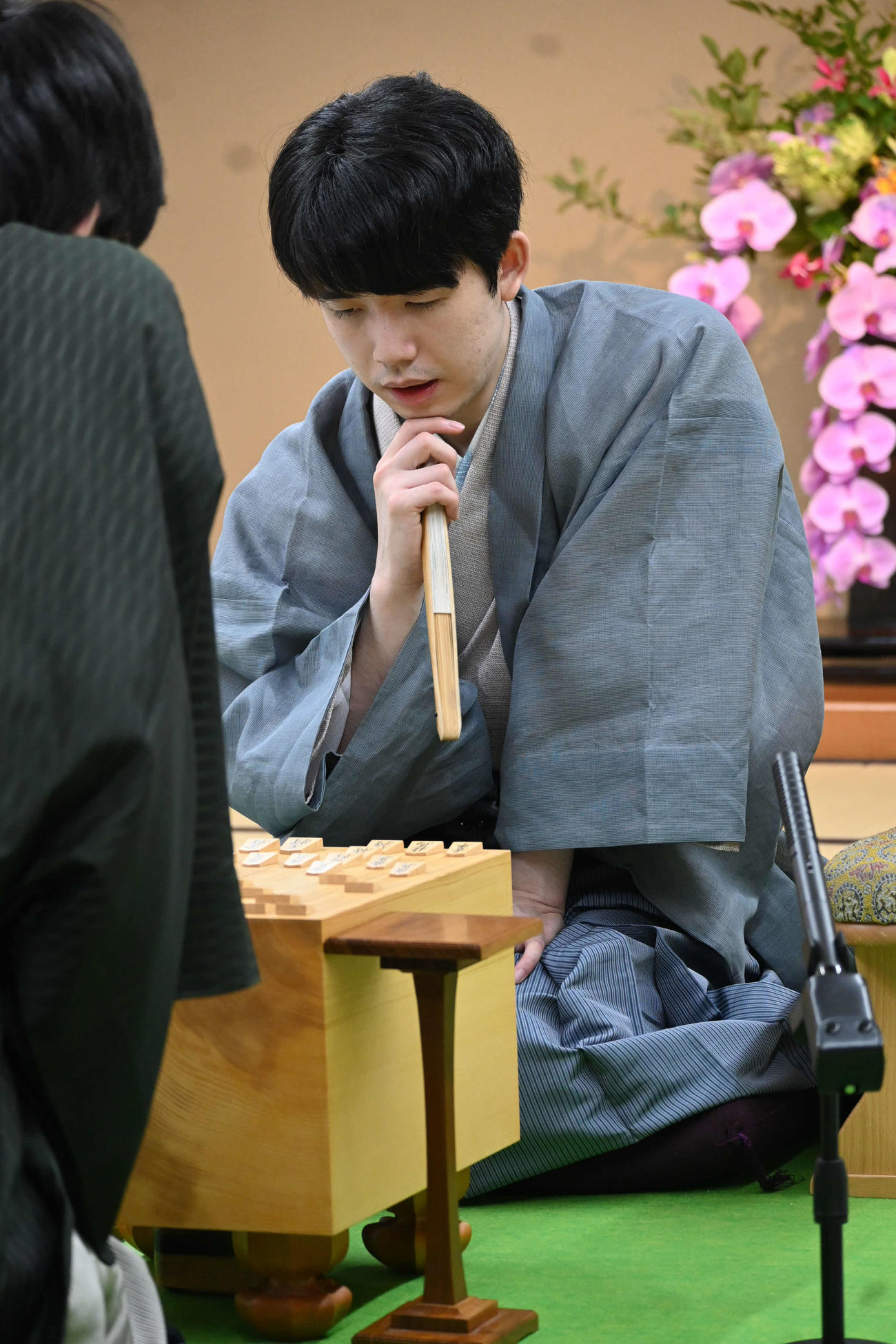 感想戦を行う藤井聡太棋聖（撮影・松浦隆司）