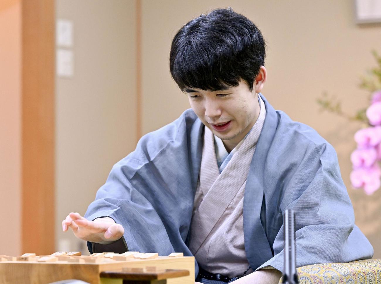 将棋の第95期棋聖戦5番勝負第3局で山崎隆之八段を破って防衛し、5連覇を果たした藤井聡太棋聖