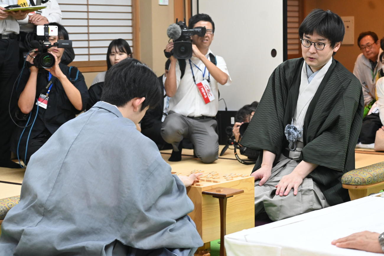 感想戦を行う藤井聡太棋聖、山崎隆之八段（右）（撮影・松浦隆司）