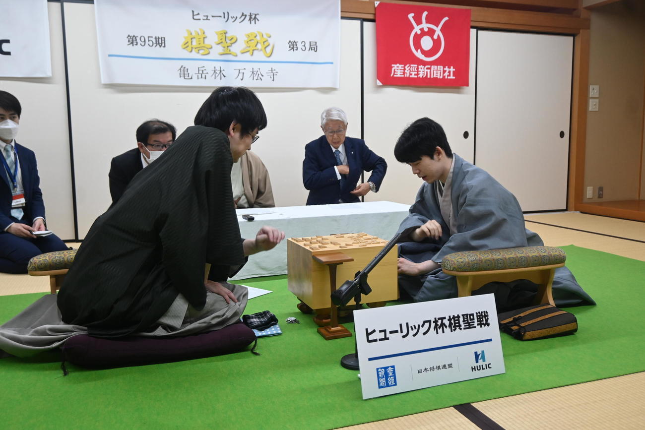 感想戦を行う藤井聡太棋聖（右）、山崎隆之八段（撮影・松浦隆司）