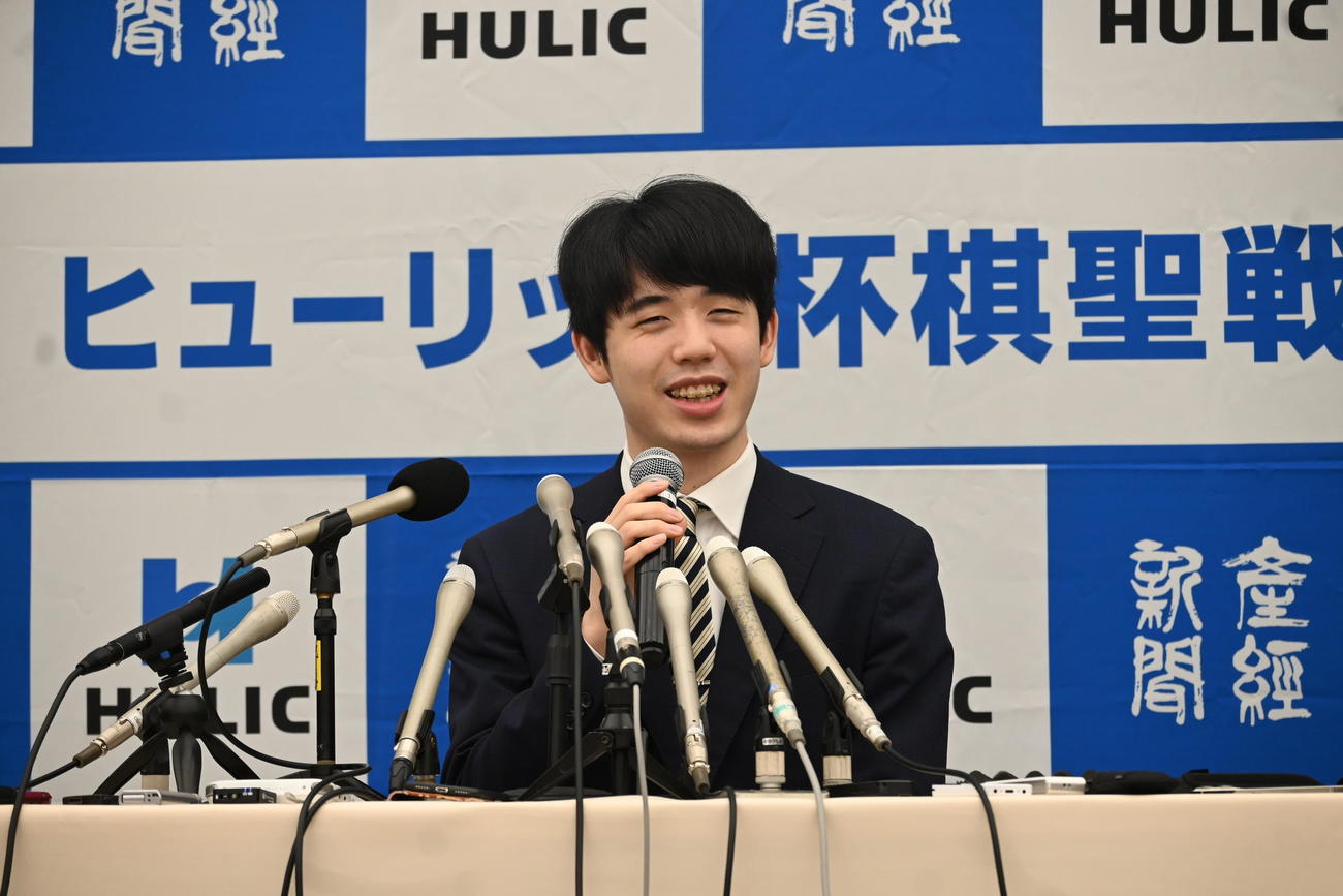 史上最年少で自身初の「永世称号」の資格を得て、一夜明け会見で喜びを語る藤井聡太棋聖（撮影・松浦隆司）