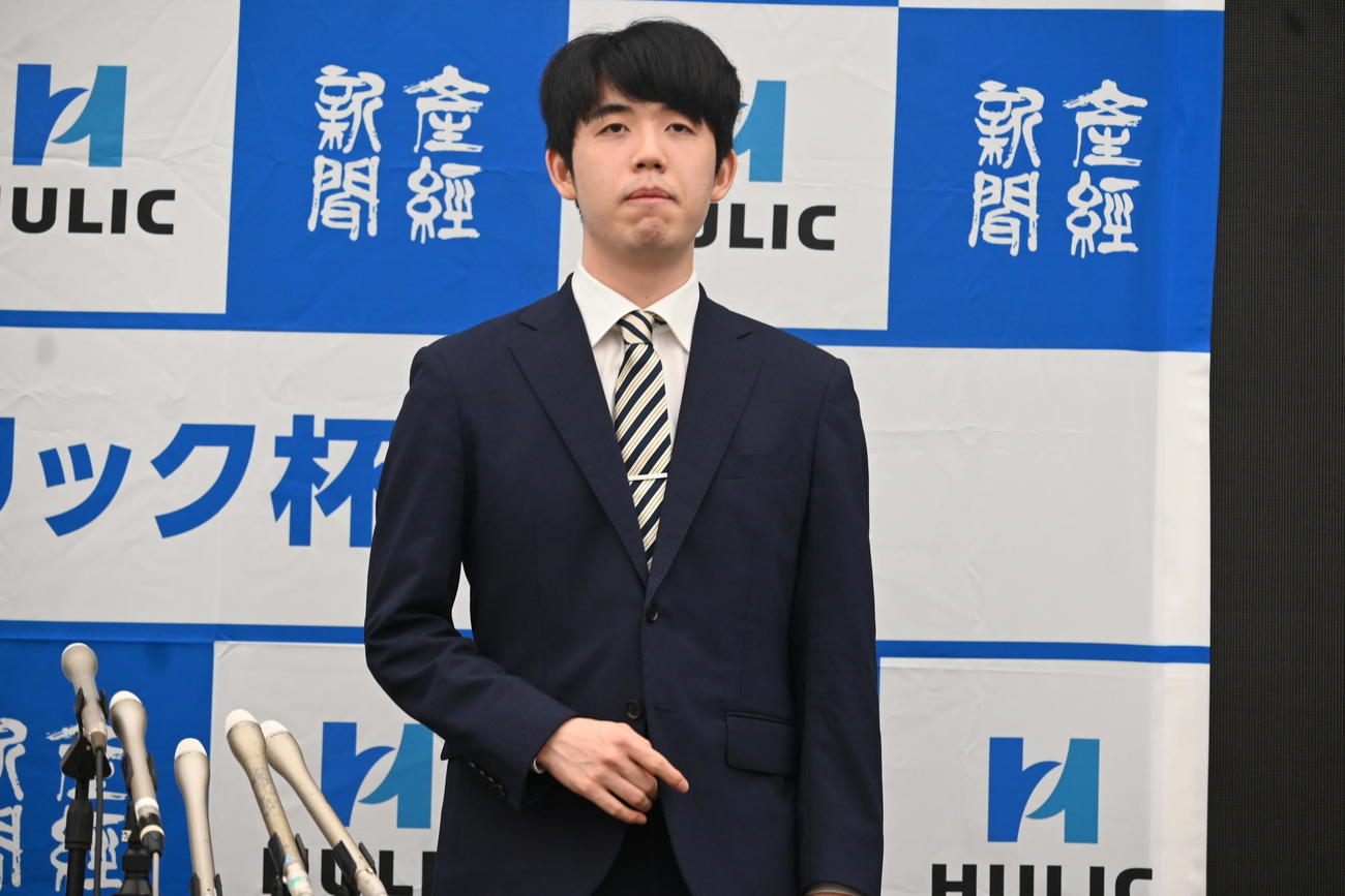 史上最年少で自身初の「永世称号」の資格を得て、一夜明け会見でを行った藤井聡太棋聖（撮影・松浦隆司）
