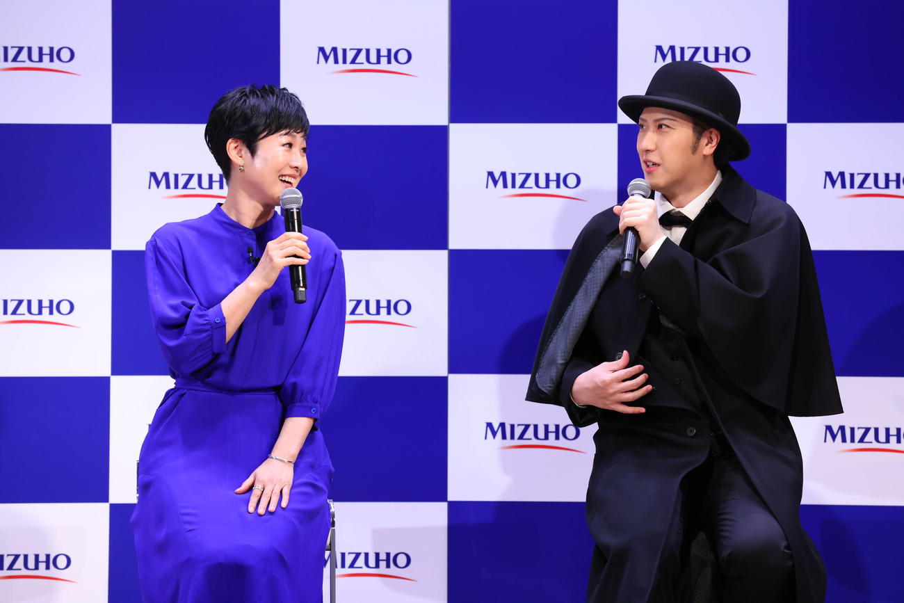 イベントで渋沢栄一についてトークする尾上松也（右）と有働由美子