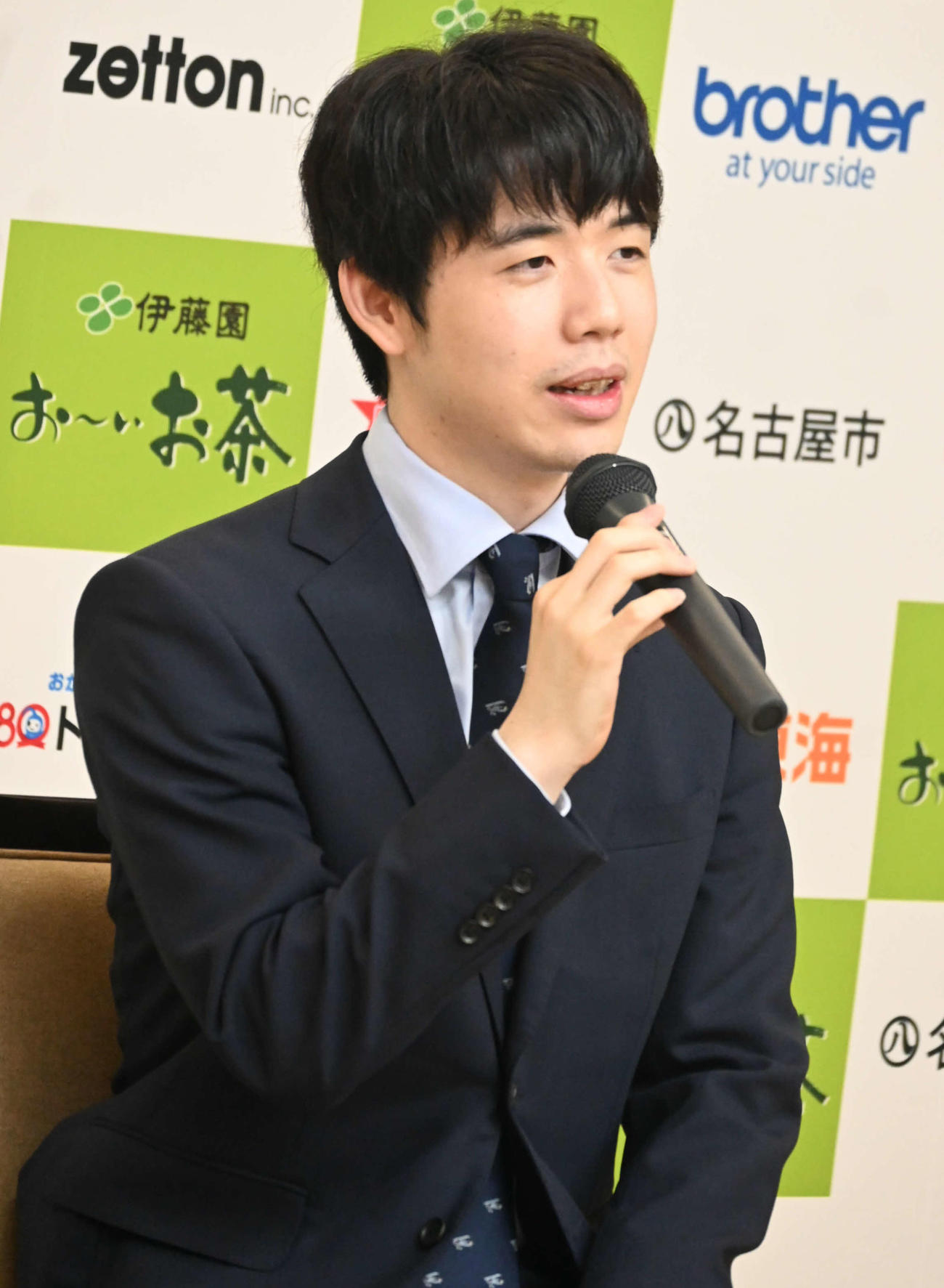名古屋市「徳川園」で前日会見するす藤井聡太王位（撮影・松浦隆司）